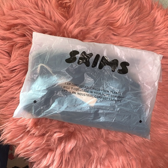 🖤 SKIMS BARELY THERE high waisted mid thigh short- NEW- Onyx/ Black color - Picture 7 of 11